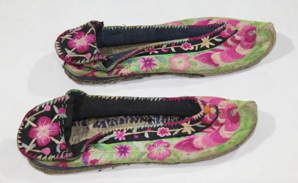 当代三穗苗族绿缎底平绣花卉纹翘尖鞋