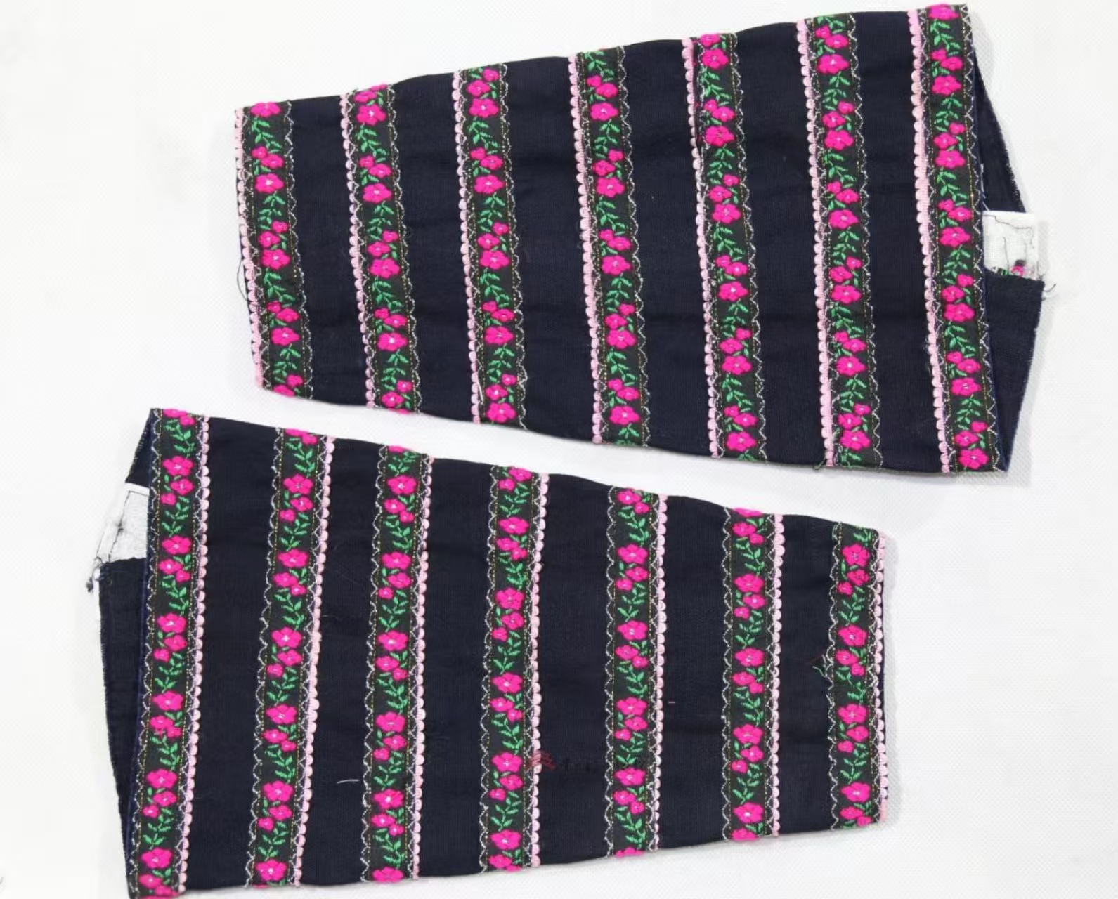 当代安顺汪家山苗族黑布平绣花草纹腿套