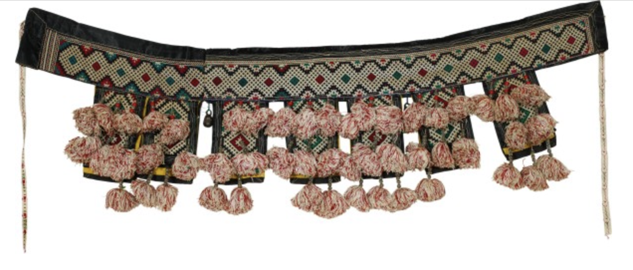 苗族十字挑花缀绒球披肩