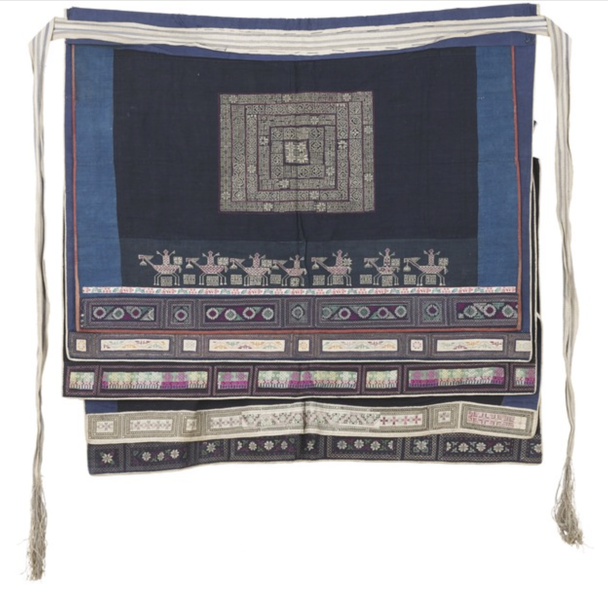 苗族数纱绣层叠制围腰