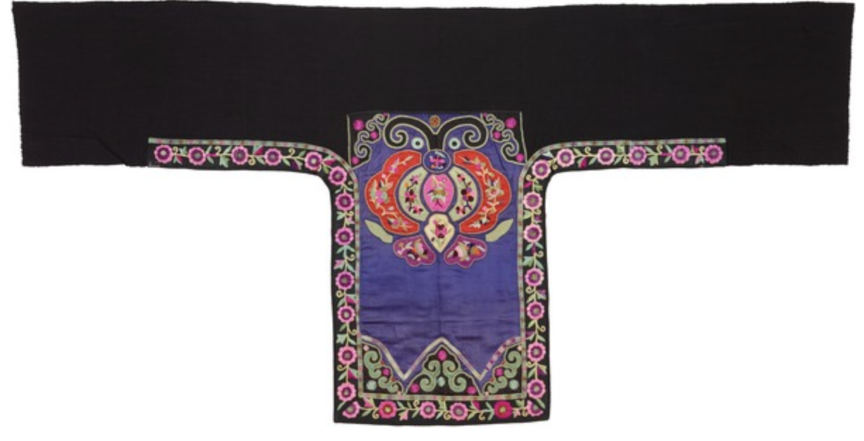 雷山地区苗族花蝶纹贴补刺绣背扇片