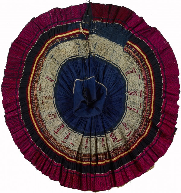 广西南丹中堡苗族粘膏染刺绣百褶裙