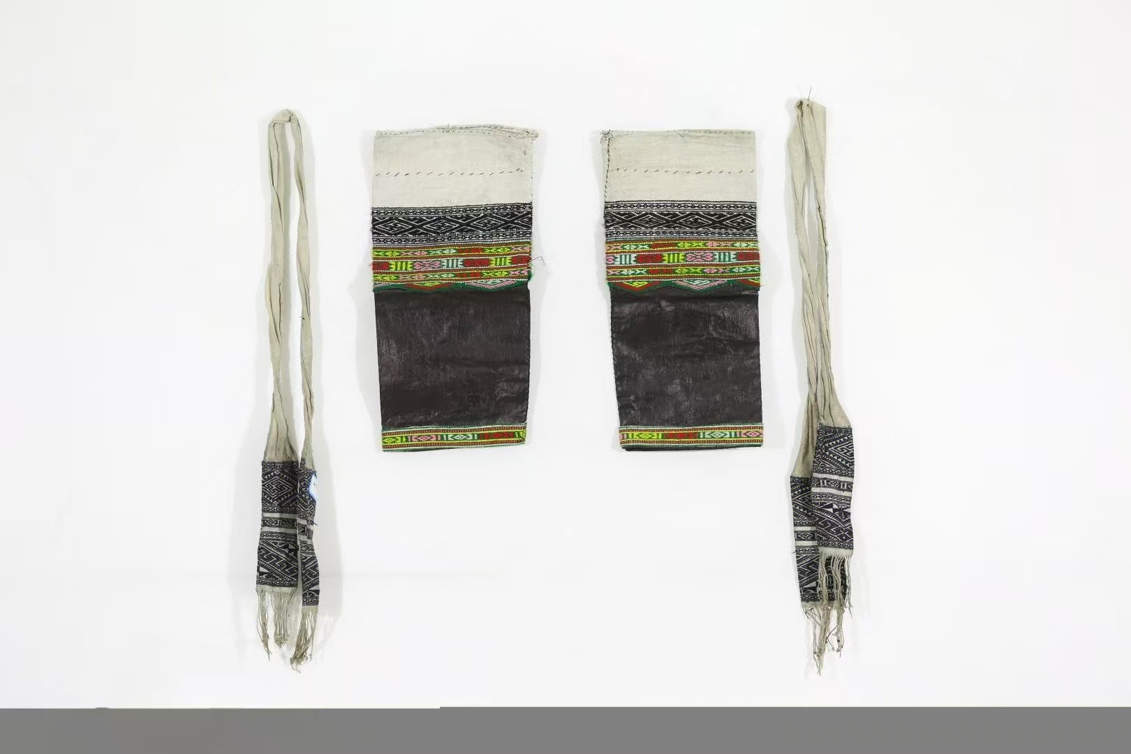 当代三都巫不苗族几何纹刺绣老年女式绑腿