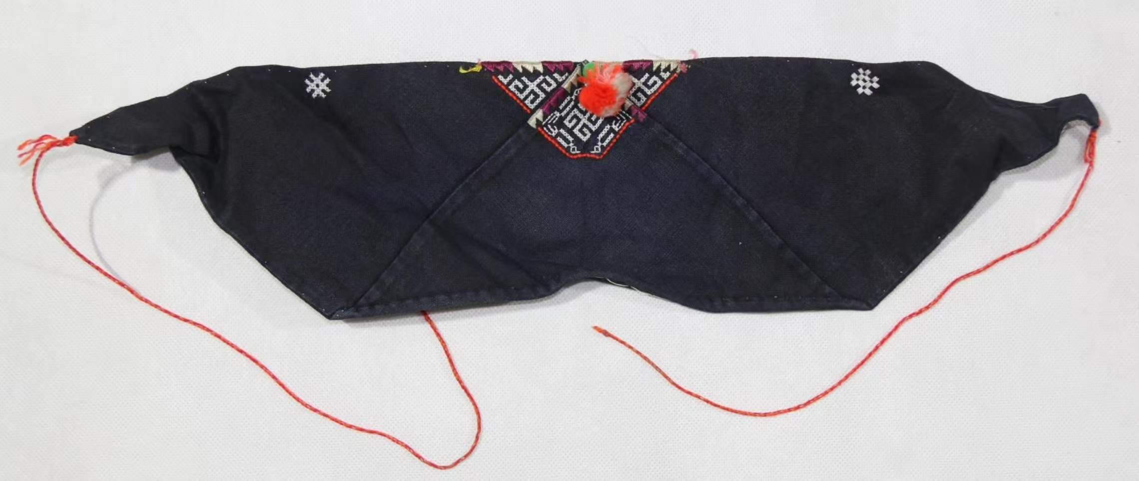 当代剑河苗族青布挑花万字纹头帕