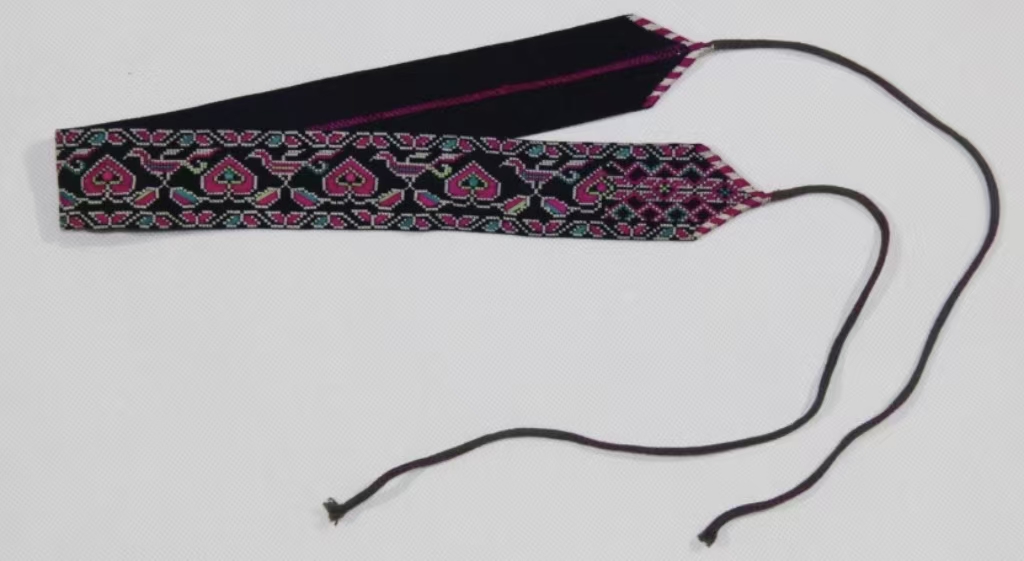 当代安顺苗族青布挑花鸟纹头巾