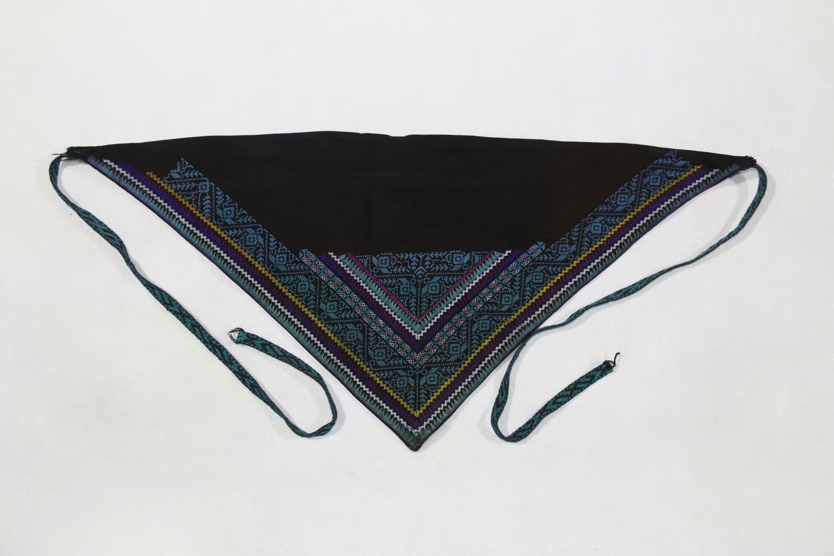 当代贞丰苗族青布挑花花纹三角头巾