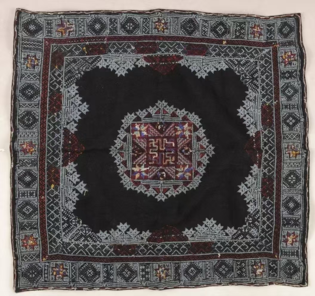 现代苗族绣花头巾