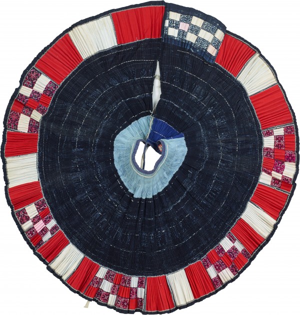 贵州毕节鸦雀苗刺绣女裙